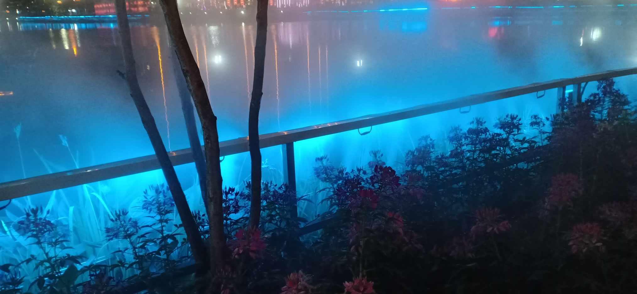 陪嫁车半路因乘客丢烟头引燃嫁妆,整车只剩一台空调和两床被子